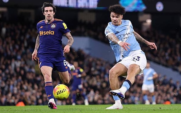 Nico O'Reilly tỏa sáng trong trận đấu với Newcastle United.