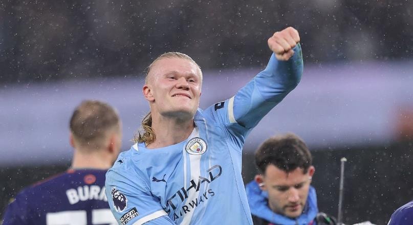 Các cầu thủ Man City ăn mừng chiến thắng quan trọng.