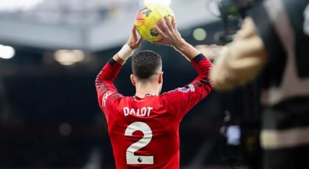 Hậu vệ Diogo Dalot tỏa sáng rực rỡ sau khi Michael Carrick tiếp quản Manchester United thay Ruben Amorim.