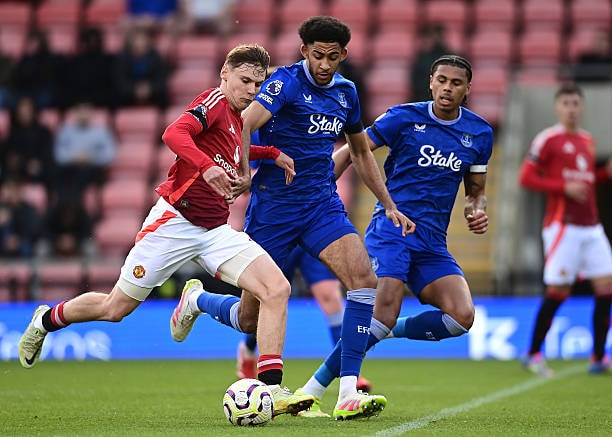 Tiền vệ trẻ Jack Moorhouse được kỳ vọng sẽ là phương án chia lửa cho Kobbie Mainoo.