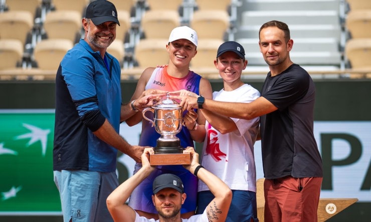 Swiatek cùng HLV Tomasz Wiktorowski và đội ngũ hỗ trợ tại Roland Garros 2024