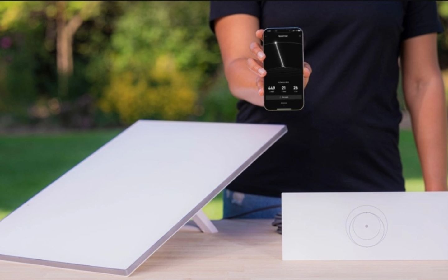 Bộ thiết bị Starlink và ứng dụng theo dõi kết nối Internet vệ tinh trên điện thoại.