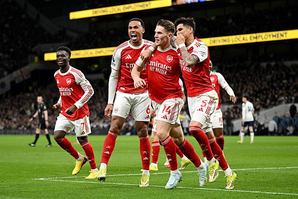 Arsenal hiện vẫn đang là đội nắm lợi thế trong cuộc đua vô địch Ngoại hạng Anh.