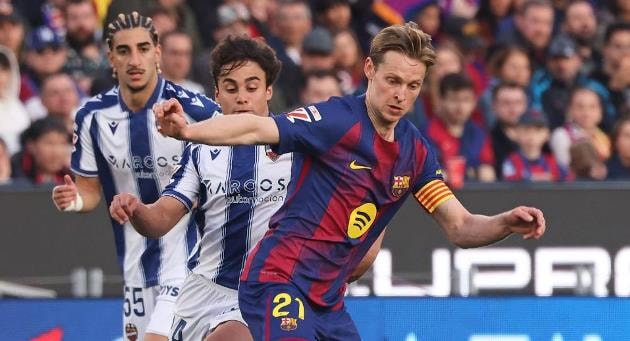Frenkie de Jong điều phối bóng trong trận gặp Levante