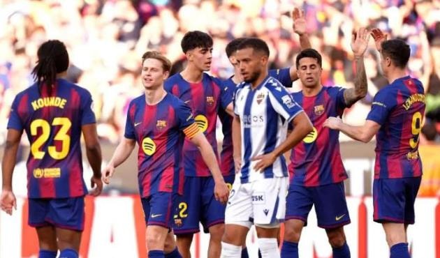 De Jong ăn mừng bàn thắng cùng đồng đội tại Barcelona