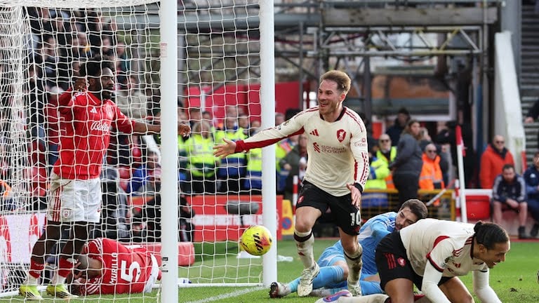 Khoảnh khắc Alexis Mac Allister tung cú dứt điểm quyết đoán hạ gục thủ thành đối phương.