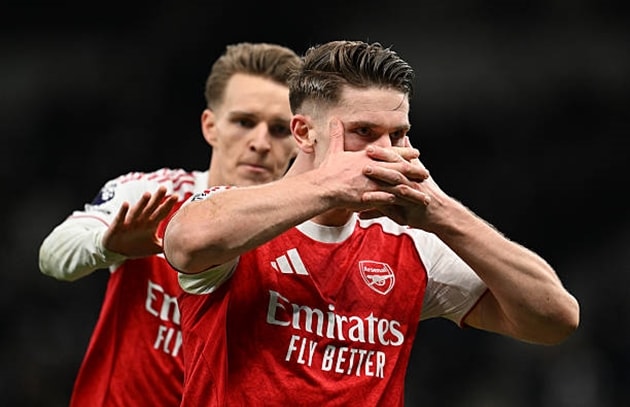 Viktor Gyokeres (8.6): Lối chơi càn lướt của anh đã hoàn toàn áp đảo Dragusin trong suốt trận đấu. Sau pha bỏ lỡ đáng tiếc ở đầu trận, tuyển thủ Thụy Điển đã tỏa sáng với một cú sút đầy uy lực đầu hiệp hai và một pha dứt điểm tinh tế ở những phút cuối để ấn định chiến thắng.