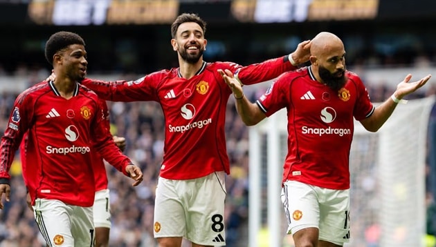 Các ngôi sao tấn công của Manchester United ăn mừng bàn thắng.