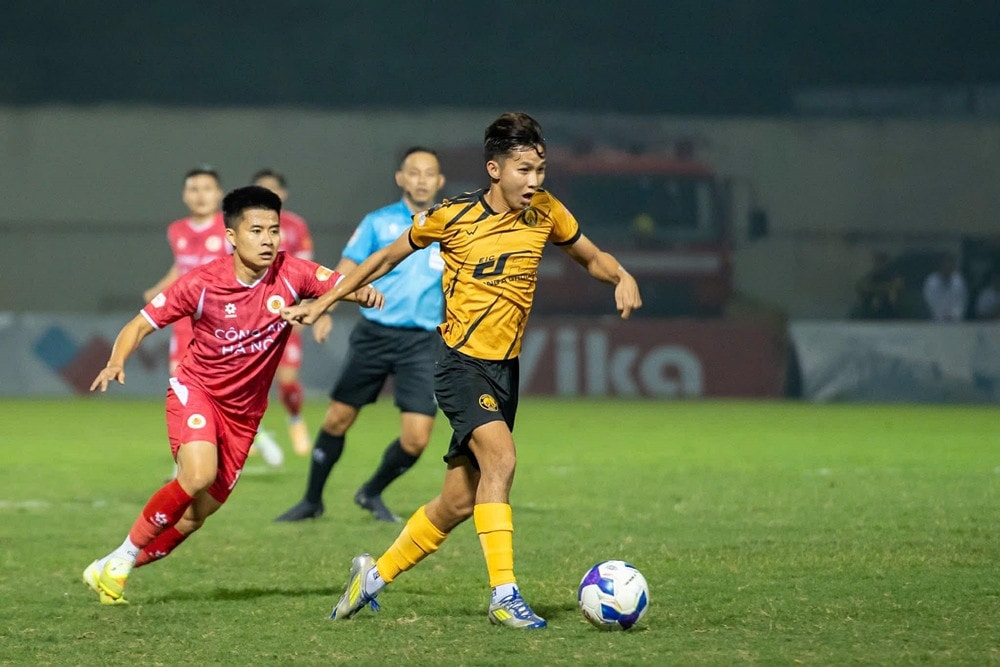 Thanh Hoá mở tỷ số nhờ tận dụng tốt sai lầm của hàng thủ đối phương.