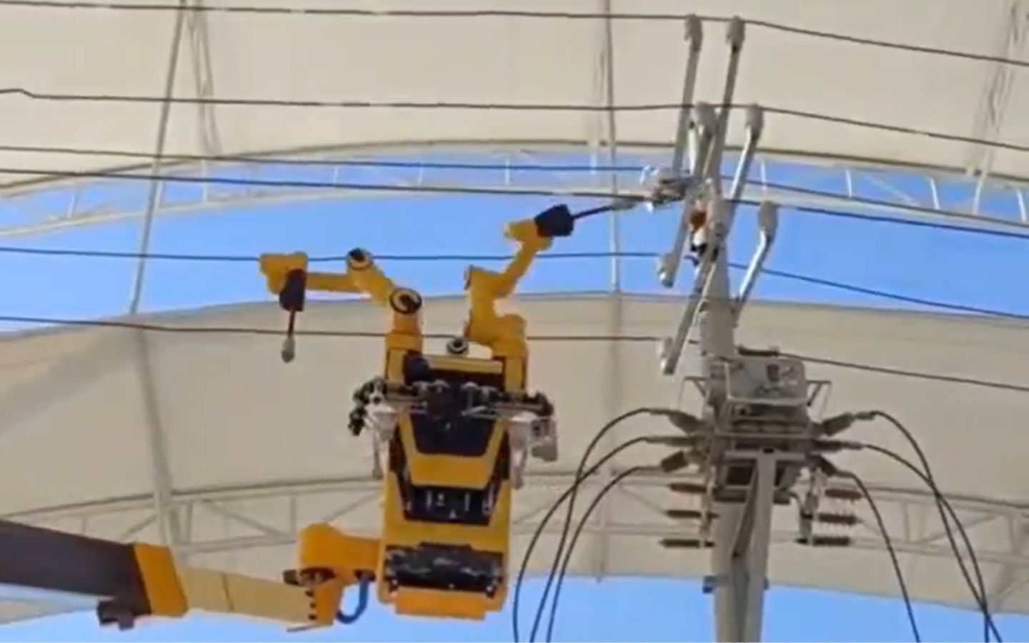 Robot Trung Quốc đang thực hiện sửa chữa trực tiếp trên đường dây điện 10 kV với độ chính xác cao.