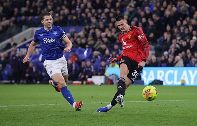 MU tạm thời chen chân vào top 4.