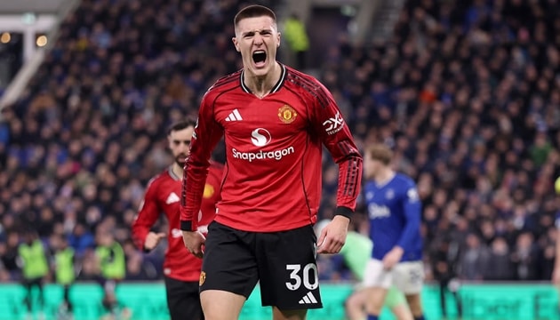 Benjamin Sesko ăn mừng bàn thắng duy nhất cho Manchester United trước Everton.