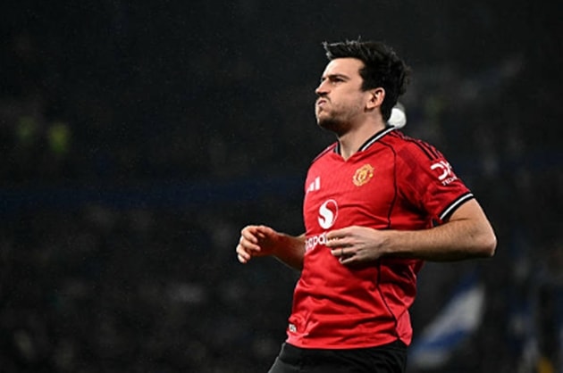 Harry Maguire thể hiện đẳng cấp không chiến giúp bảo vệ khung thành Lammens