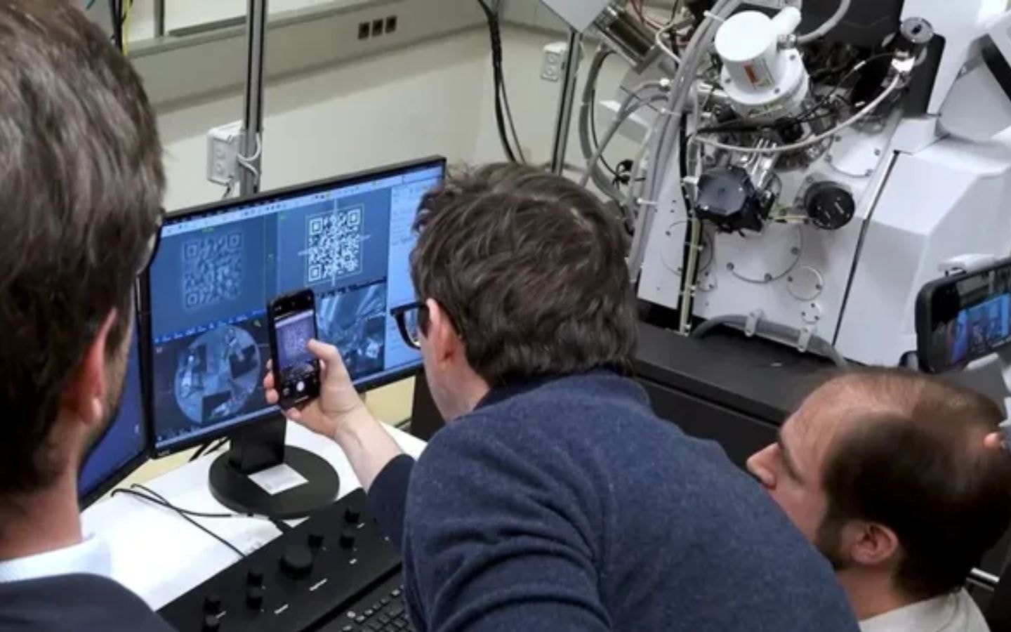 Các nhà khoa học tạo ra mã QR nhỏ nhất thế giới, nhỏ hơn cả vi khuẩn