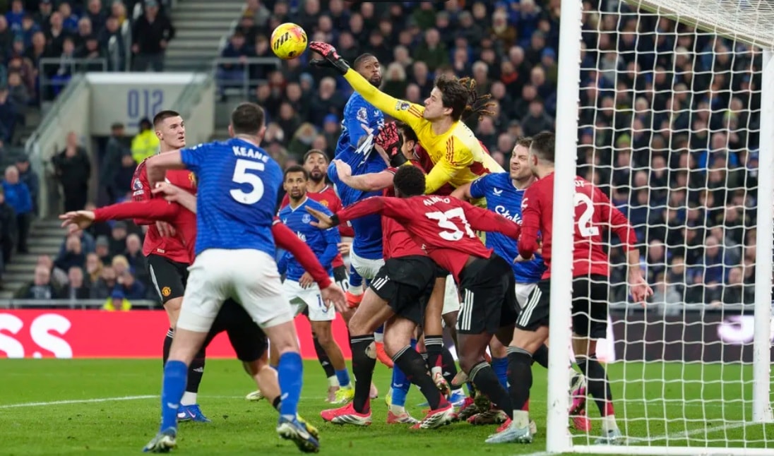 Senne Lammens có màn trình diễn xuất sắc giúp MU giữ sạch lưới trước các pha bóng bổng của Everton.