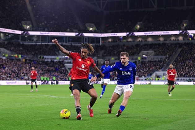 Trung vệ trẻ Leny Yoro thi đấu điềm tĩnh trước áp lực của Everton