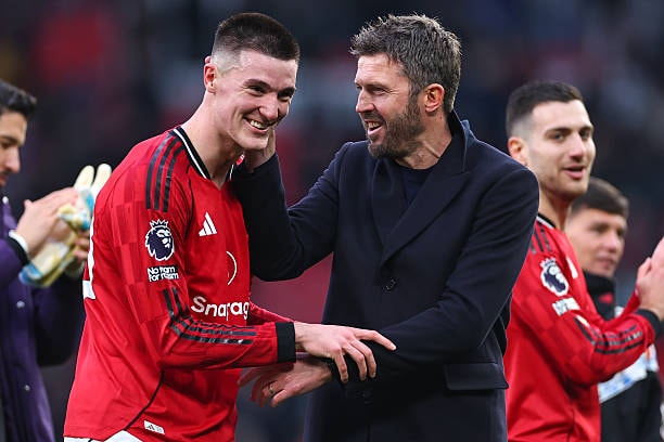HLV Michael Carrick đã có những điều chỉnh quan trọng trong cách sử dụng tiền đạo Benjamin Sesko tại Ngoại hạng Anh.