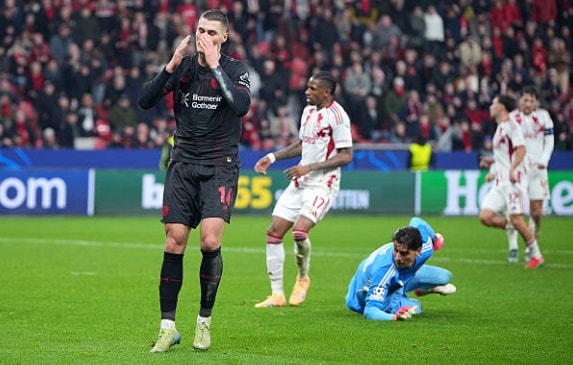 Các chân sút của Leverkusen cũng đã bỏ lỡ một vài cơ hội rõ ràng.