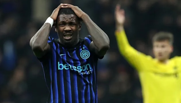 Các cầu thủ Inter Milan thể hiện sự thất vọng sau khi bị loại sớm.