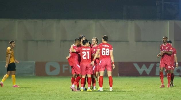 Đồng đội chia vui với Văn Hậu sau siêu phẩm ghi bàn vào lưới Thanh Hóa.