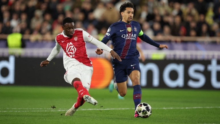 Folarin Balogun ghi bàn trong trận lượt đi giữa Monaco và PSG
