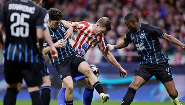 Hàng thủ Club Brugge bất lực trong việc ngăn chặn tiền đạo Sorloth của Atletico Madrid