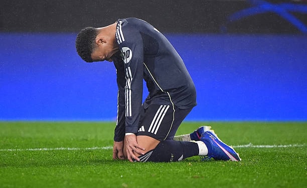 Kylian Mbappe dính chấn thương đầu gối và không thể góp mặt trong trận lượt về quan trọng.