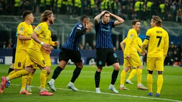 Nỗi buồn của các cầu thủ Inter Milan khi phải rời sân chơi châu lục.
