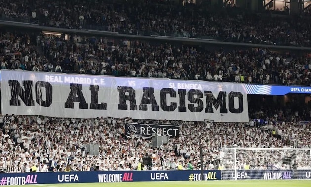 CĐV Real giăng biểu ngữ ủng hộ Vinicius.