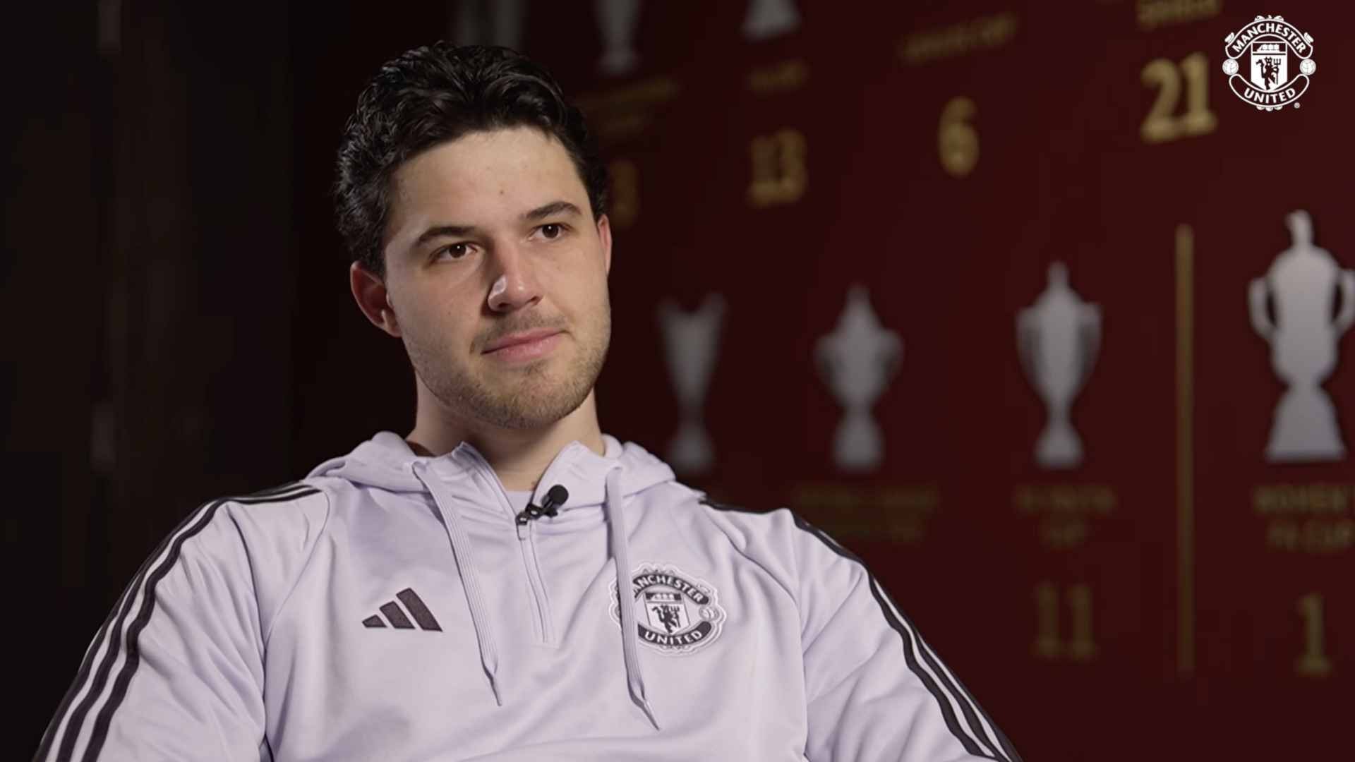 Thủ thành người Bỉ giúp hàng thủ Quỷ đỏ tự tin hơn trong các tình huống chống bóng bổng.