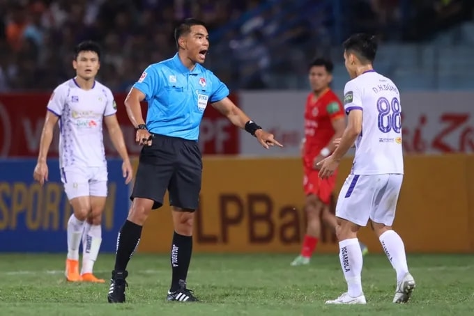 Trọng tài Songkran Bunmeekiart sẽ điều hành trận derby Thủ đô tại V-League 2025/26