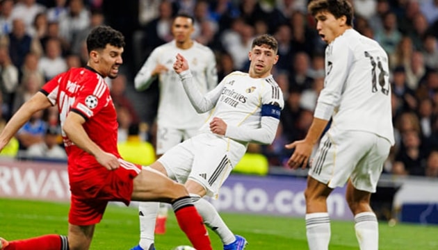 Valverde làm chủ khu trung tuyến.