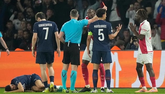 Tấm thẻ đỏ của Mamadou Coulibaly là bước ngoặt khiến Monaco đánh mất hy vọng.