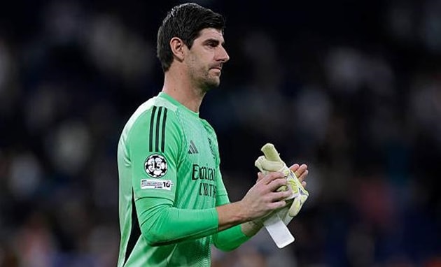 Thibaut Courtois bảo vệ khung thành