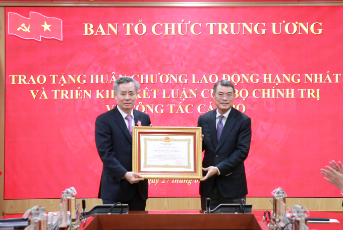 Trưởng ban Tổ chức Trung ương trao tặng Huân chương Lao động hạng Nhất cho ông Nguyễn Quang Dương. Ảnh: Cổng thông tin Đảng Cộng sản