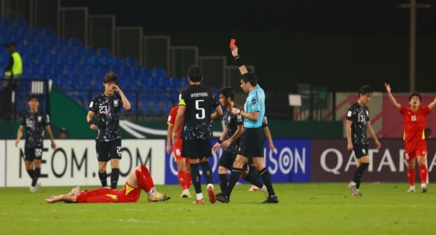 Đình Bắc bị cấm thi đấu sau tấm thẻ đỏ ở U23 châu Á.