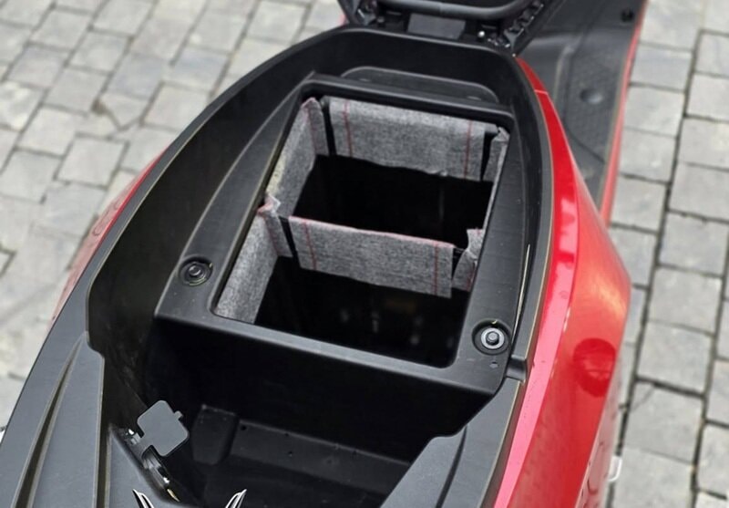 Cấu tạo khay pin trên VinFast Evo