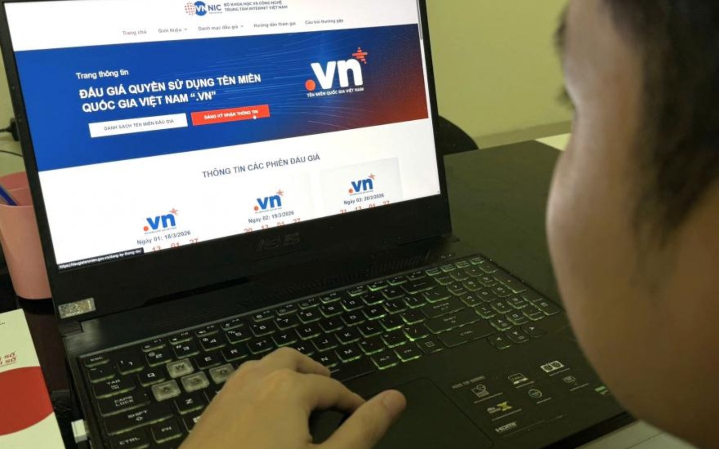 Lần đầu tiên đấu giá 50 tên miền .vn 2 ký tự hiếm bậc nhất