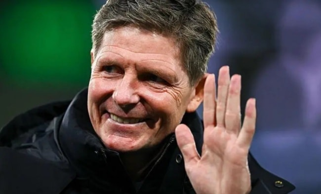 HLV Oliver Glasner chỉ đạo các học trò trong trận đấu tại Selhurst Park.