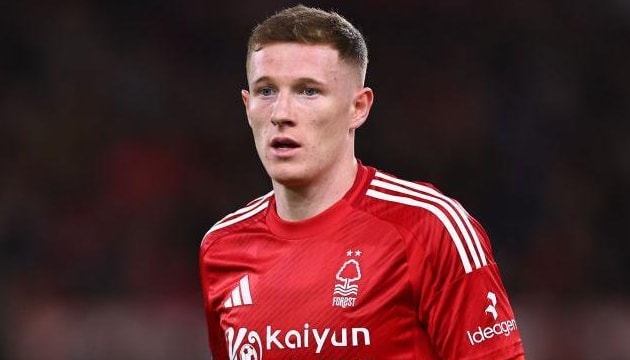 Tiền vệ Elliot Anderson đang là mục tiêu săn đón của cả Man City và MU.