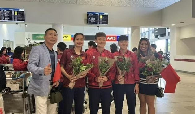 Tuyển nữ Việt Nam được các kiều bào chào đón nồng nhiệt tại sân bay.