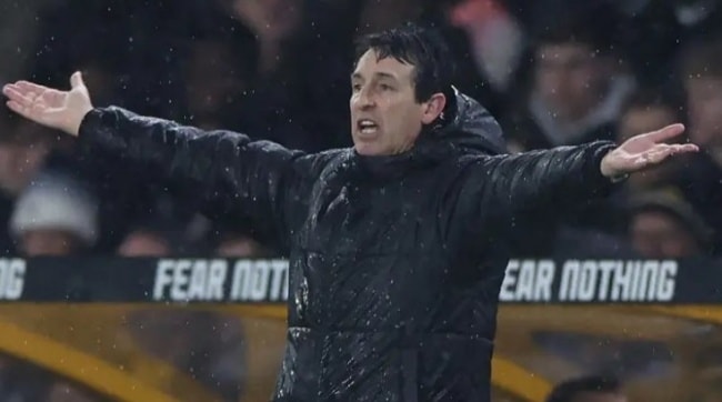 HLV Unai Emery lộ rõ vẻ không hài lòng bên ngoài đường pitch.