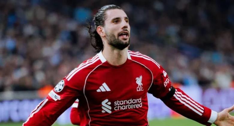 Szoboszlai sở hữu khả năng dứt điểm từ xa ấn tượng, là vũ khí lợi hại của Liverpool.