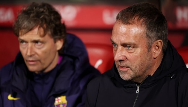 Hansi Flick đang phải đối mặt với áp lực cải thiện hệ thống phòng ngự của Barcelona.