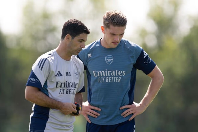 Viktor Gyokeres ăn mừng bàn thắng trong màu áo Arsenal