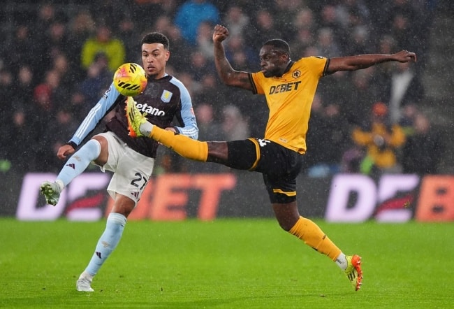 Cầu thủ Aston Villa thể hiện sự thất vọng trên sân Molineux.