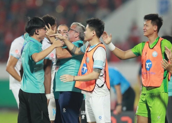 Nam Định ăn mừng chiến thắng kịch tính.