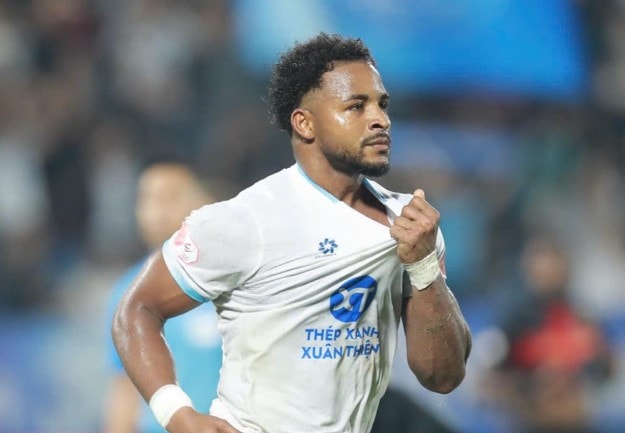 Xuân Son tỏa sáng trong màu áo Nam Định.