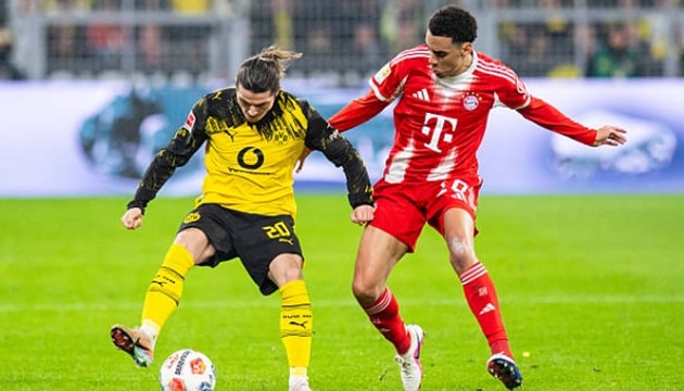 Nhiều tình huống tranh chấp quyết liệt xuất hiện trong trận Der Klassiker giữa Dortmund và Bayern.