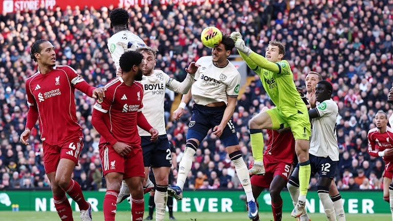 Các cầu thủ Liverpool tận dụng tối đa lợi thế hình thể trong các pha phạt góc để ghi bàn.